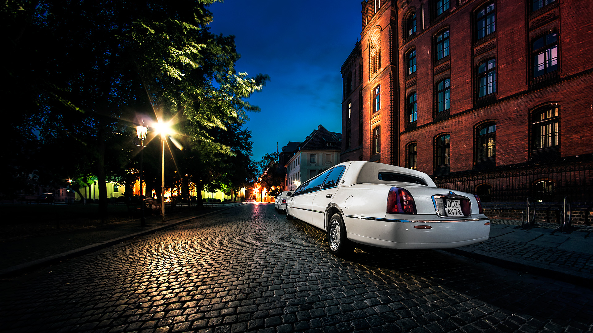 Tył limuzyny zaparkowanej na Ostrowie Tumskim