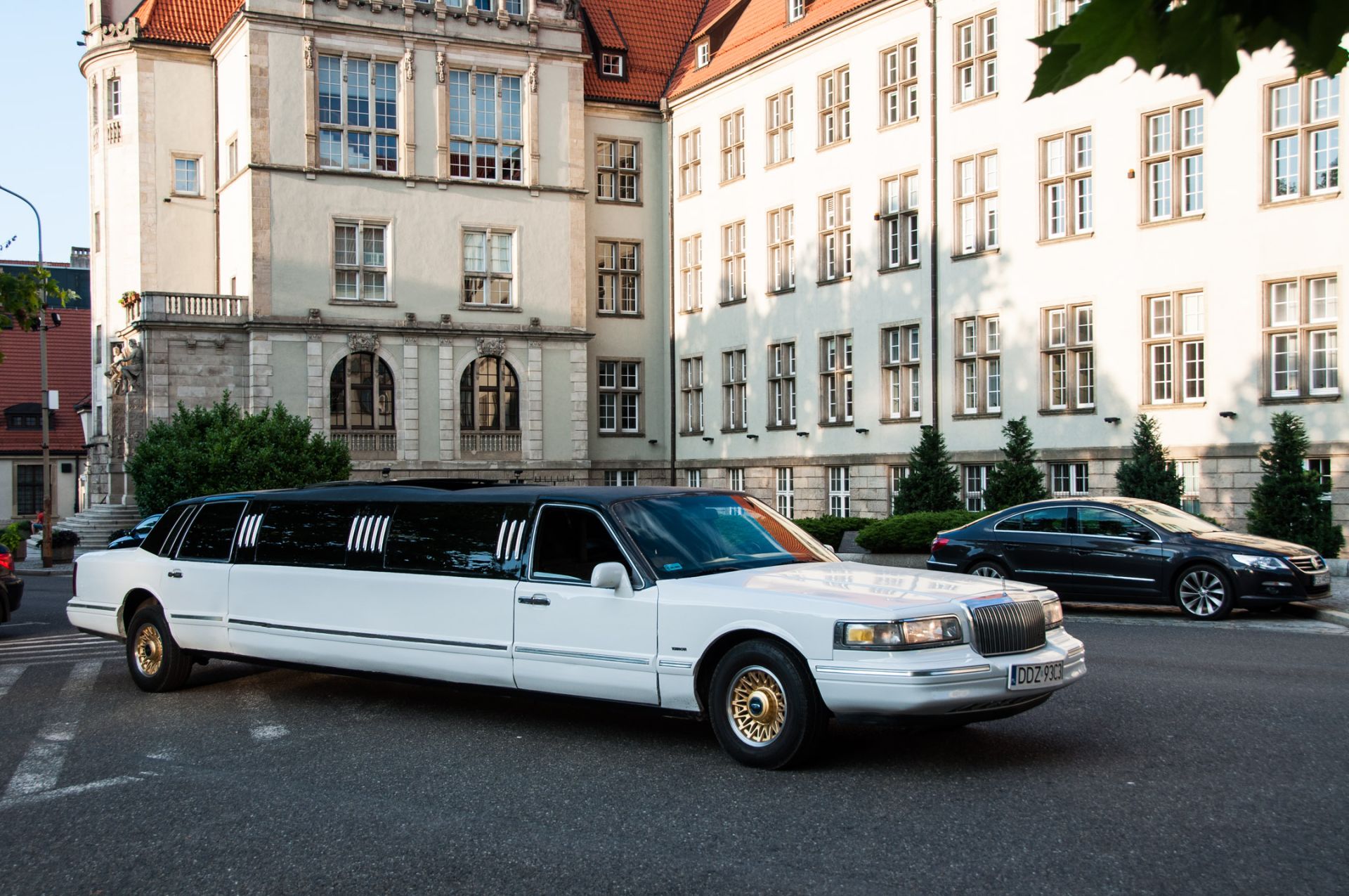 Limuzyna z dużym szyberdachem zaparkowana pod Politechniką Wrocławskąna pod