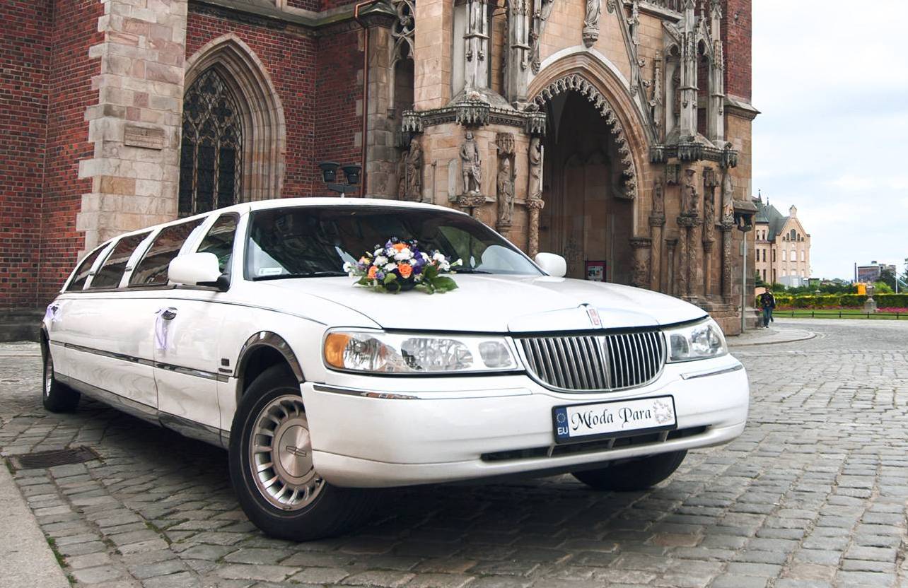 Przystrojona limuzyna pod Katedrą we Wrocławiu