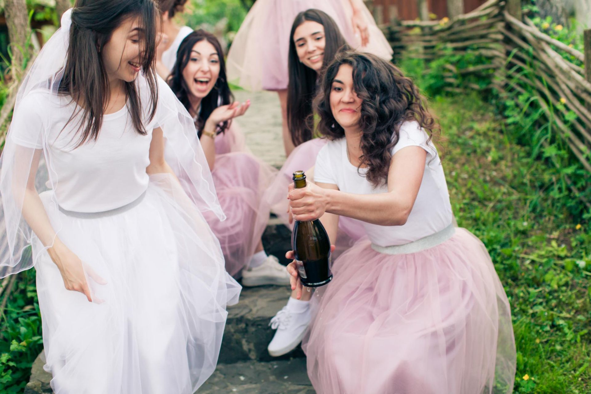 Przyszła Pani Młoda otwiera szampana