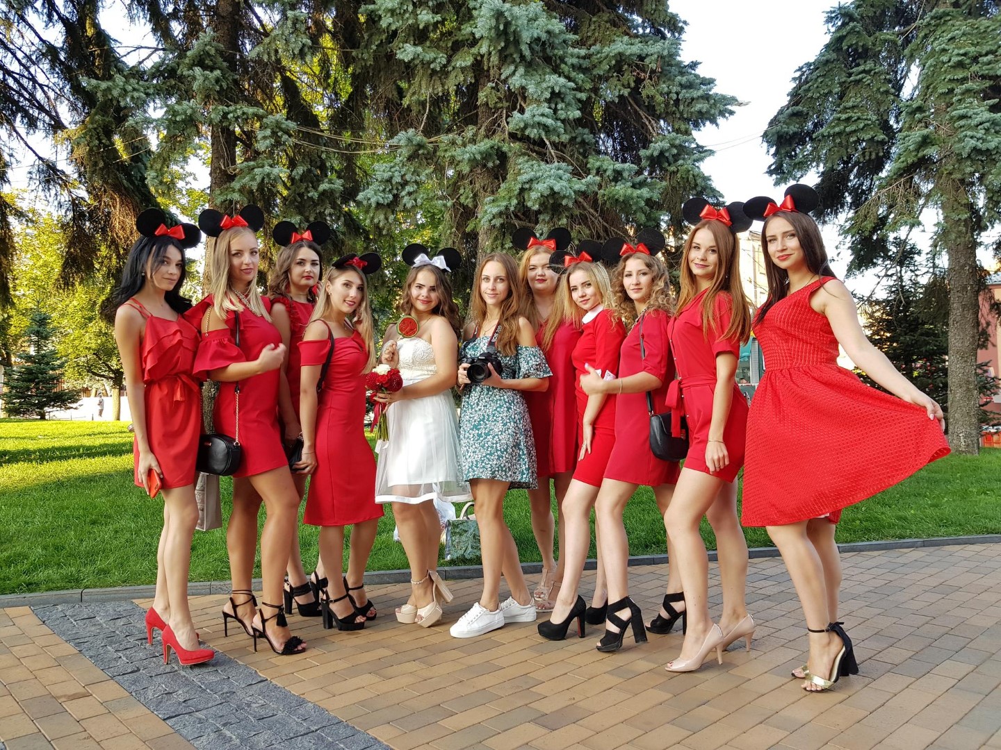 Kobiety ubrane w&nbsp;czerwone sukienki na wieczorze panieńskim