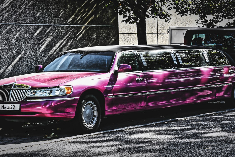 Piękna różowa limuzyna na wieczór panieński we Wrocławiu