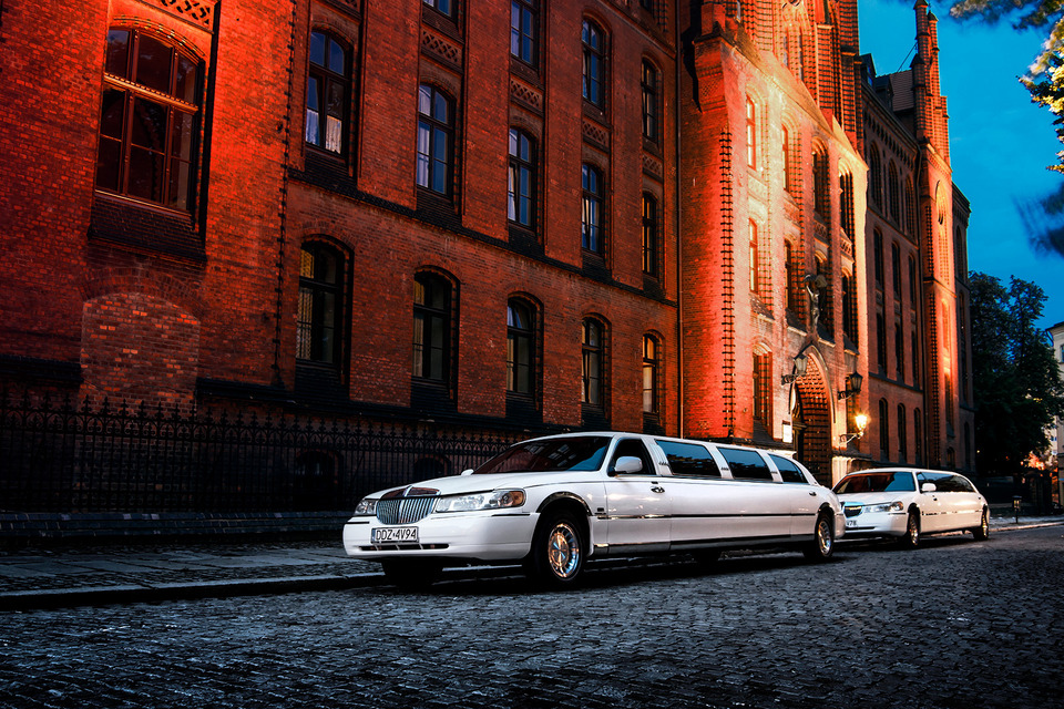 Długa biała limuzyna Lincoln Town Car zaparkowana na Ostrowie Tumskim we Wrocławiu