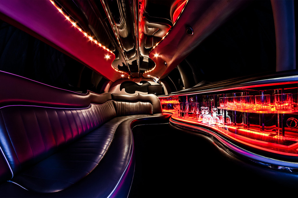 Podświetlone na czerwono wnętrze limuzyny.