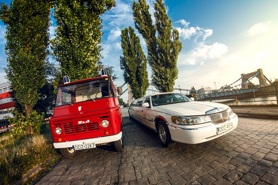 Czerwony strażacki Żuk z długą białą limuzyną