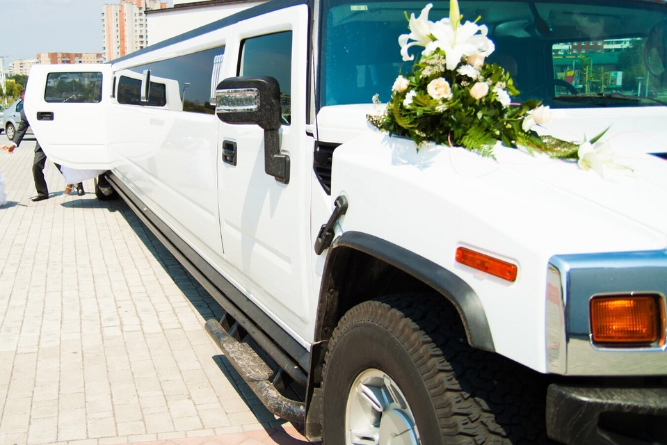 Limuzyna Hummer udekorowana kwiatami na ślub