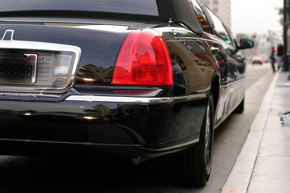 Tył długiej czarnej limuzyny Lincoln Town Car