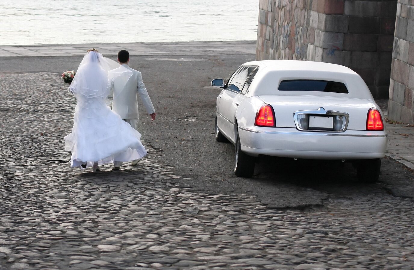 Limuzyny do wynajęcia Wrocław w okresie zimowym – studniówka, panieński, ślub