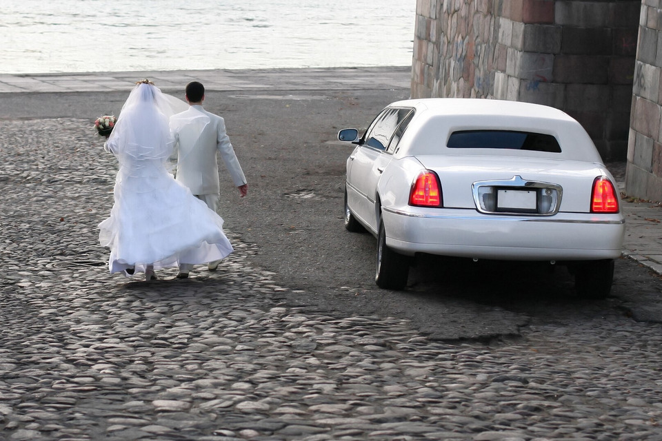 Limuzyny do wynajęcia Wrocław w okresie zimowym – studniówka, panieński, ślub