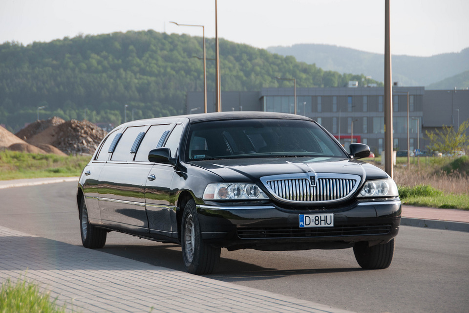 Elegancka czarna limuzyna