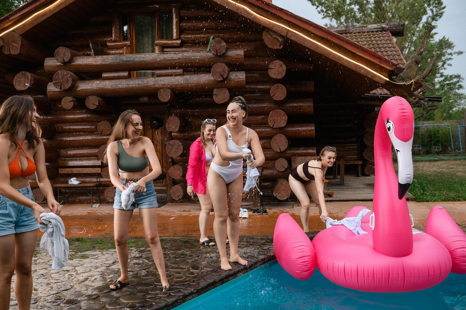 Wieczór panieński w domku w górach z dmuchanym flamingiem