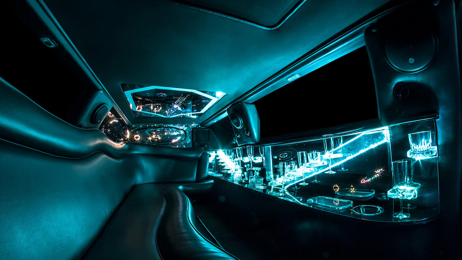 Limuzyna z szoferem we Wrocławiu – wynajmij i poczuj się jak gwiazda! 